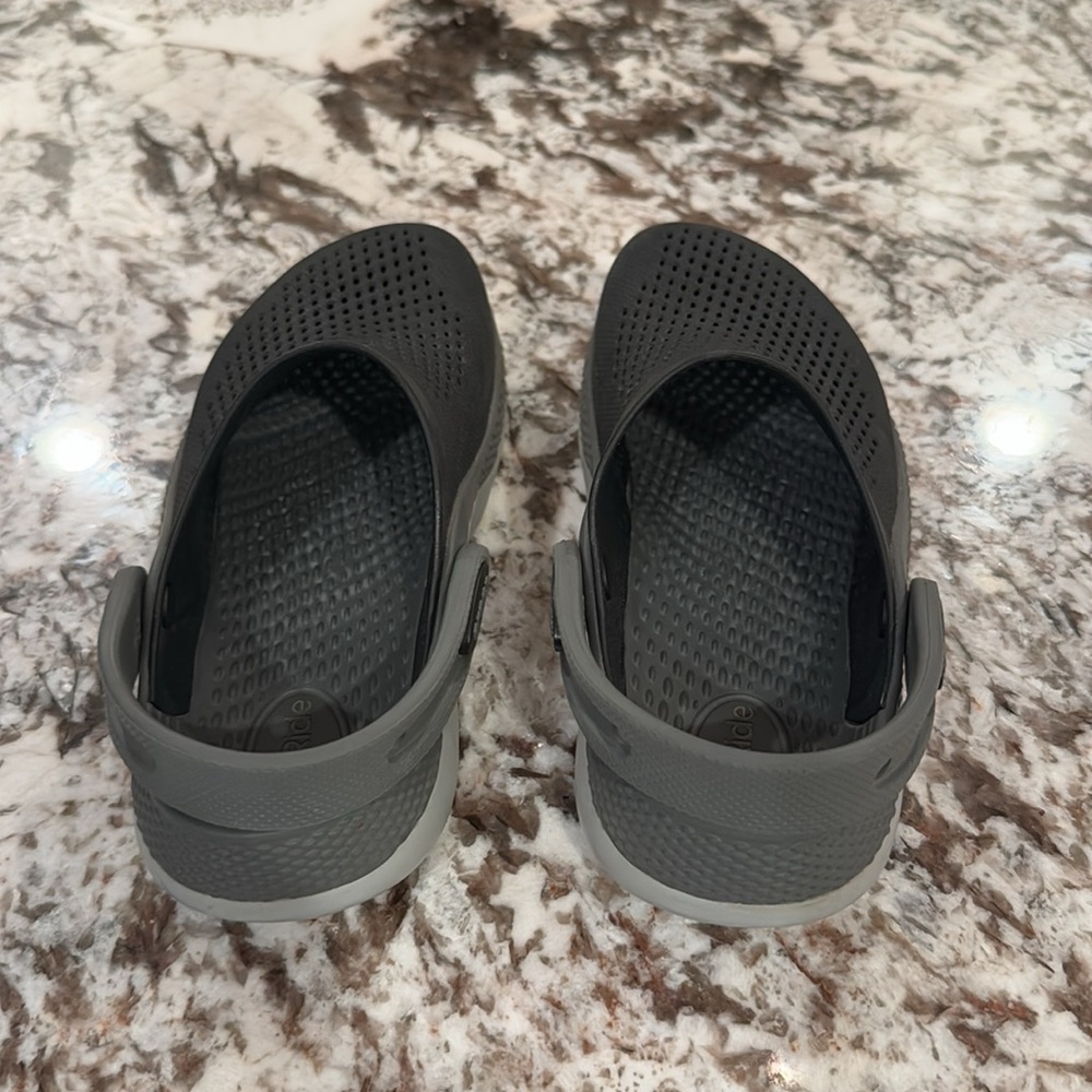 Crocs Kids’ LiteRide Clog, Black/White, 1 Little Boy - Picture 6 of 8